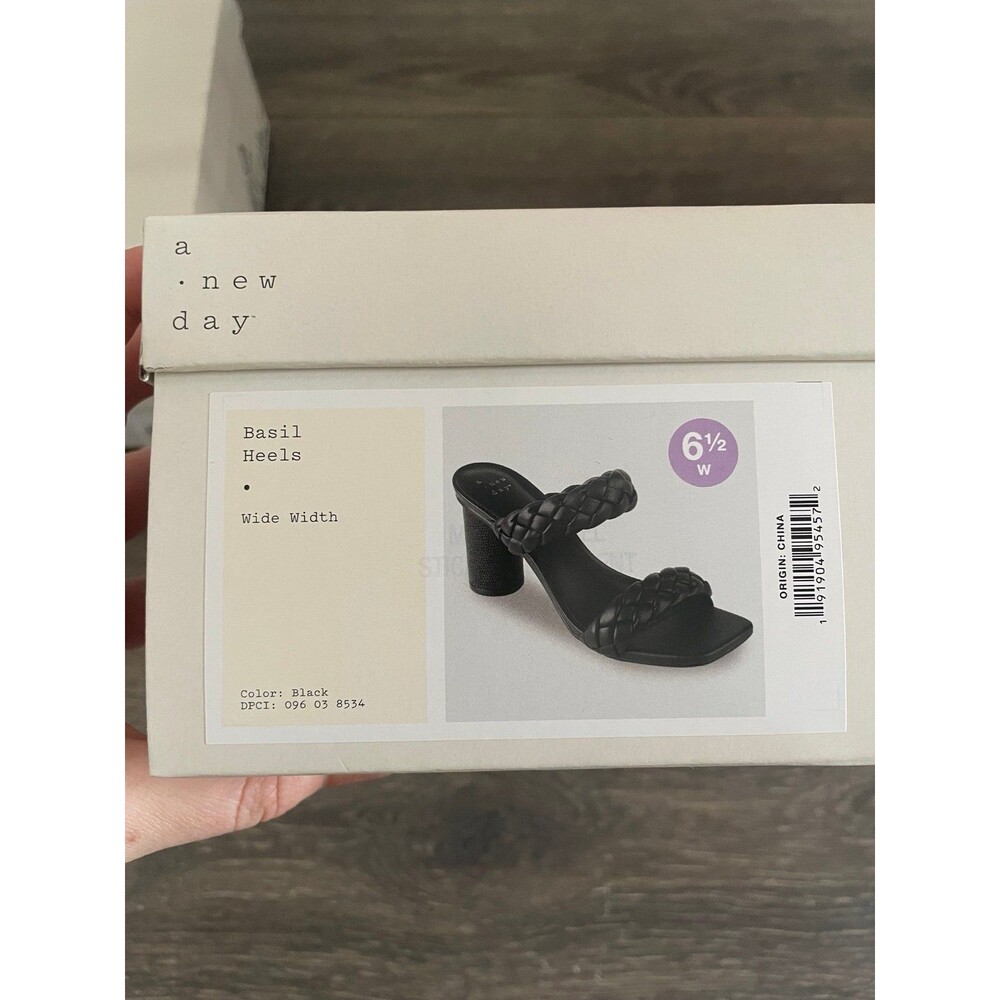 NWT Black sandals